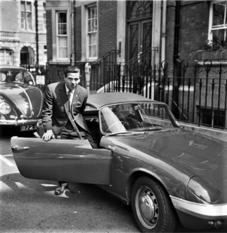 Jim monte dans sa Lotu sElan à Londres